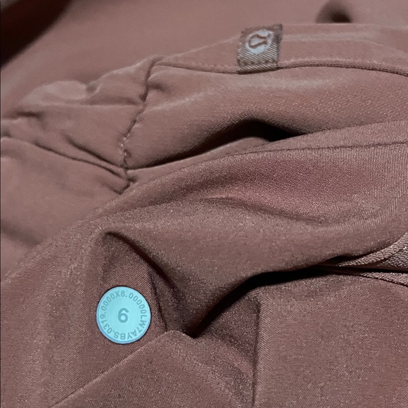 NWOT Lululemon Noir Short 5.5". Color Rustic Clay. Size 6 - Picture 4 of 6